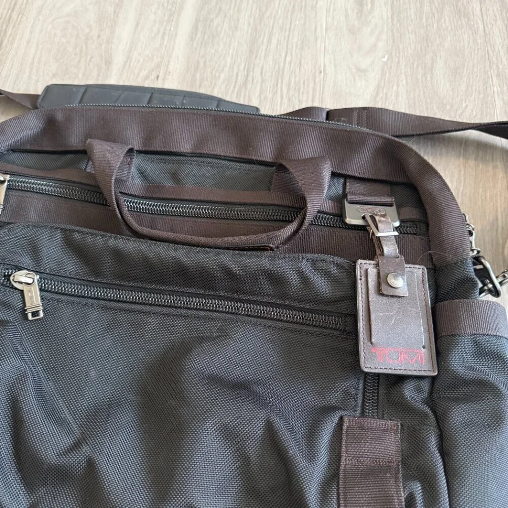 TUMI 69611spo Business Bag Multiple zipper laptop ipad tablet compartments